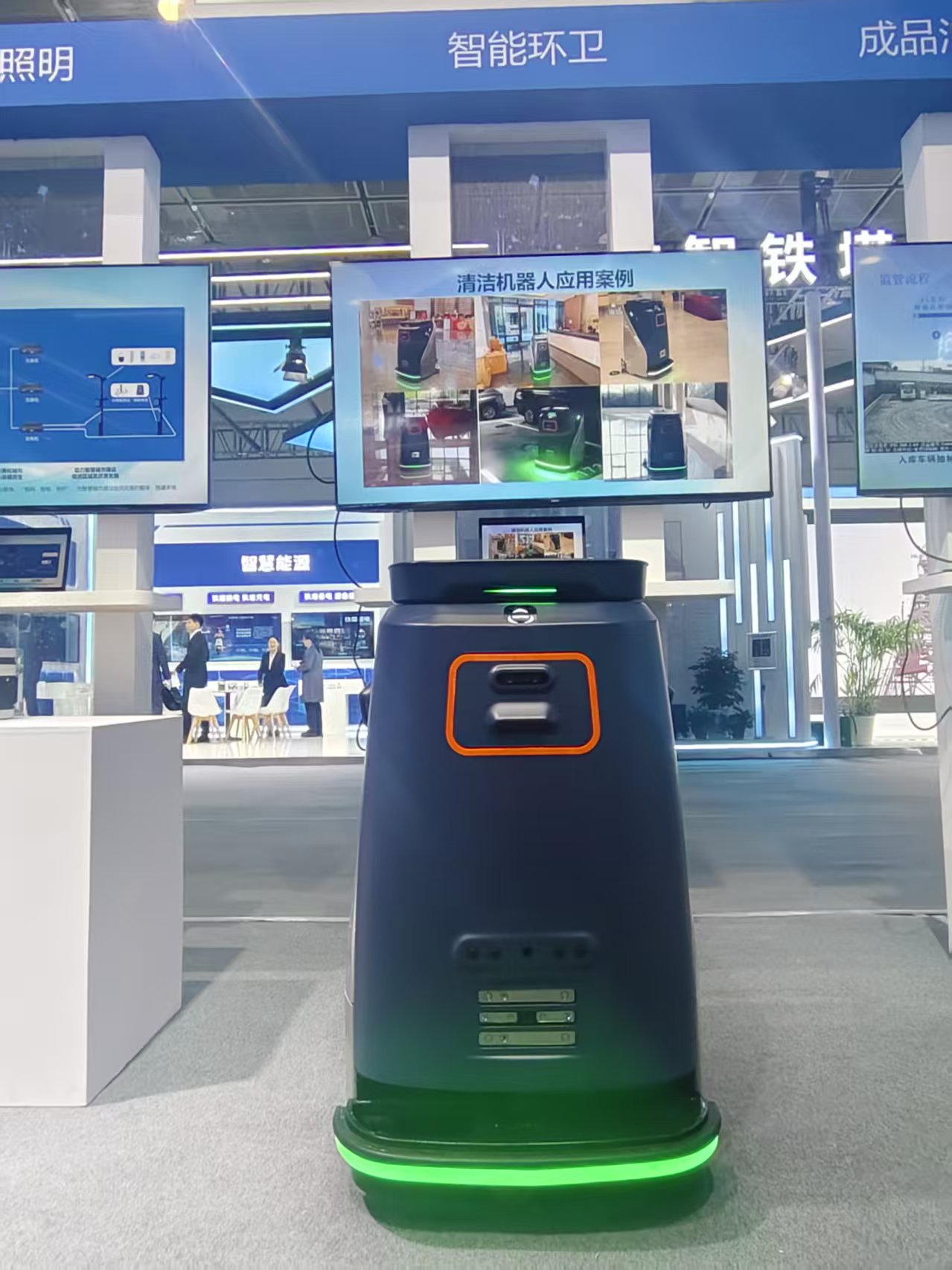 广州福斯哲FC50清洁机器人亮相2025世界物联网博览会，智慧环卫解决方案获行业关注