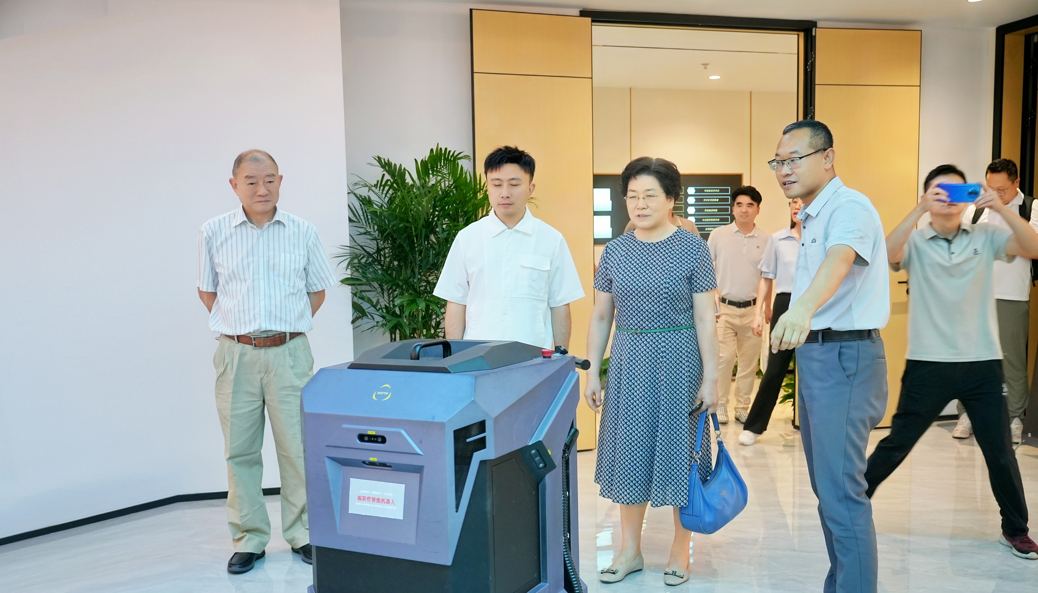 广州福斯哲智能科技亮相大湾区科学家创业生态论坛，商用清洁机器人获瞩目